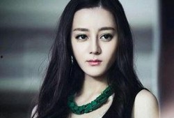 迪丽热巴恋爱圈内爆料,甜蜜恋情曝光，粉丝心碎不已