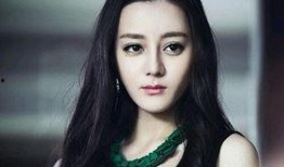 迪丽热巴恋爱圈内爆料,甜蜜恋情曝光，粉丝心碎不已