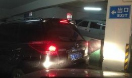 奔驰停车场爆料视频播放,揭秘停车场的惊人秘密